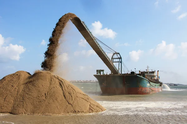 Panning shore e a praia para construir um novo terminal comercial de contêineres marítimos . — Fotografia de Stock