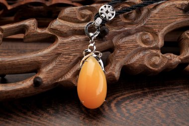 Çin özelliklere sahip yeşim kolye