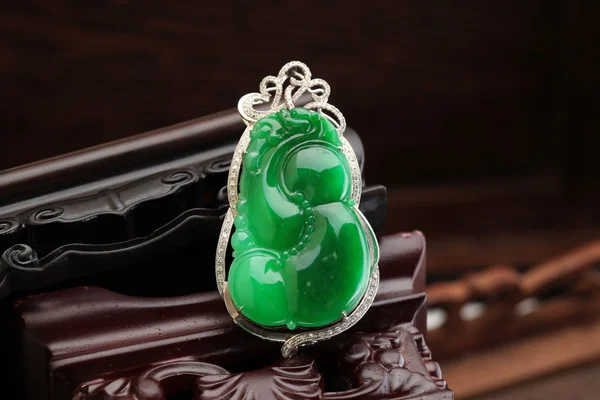 Colgante de jade con características chinas — Foto de Stock