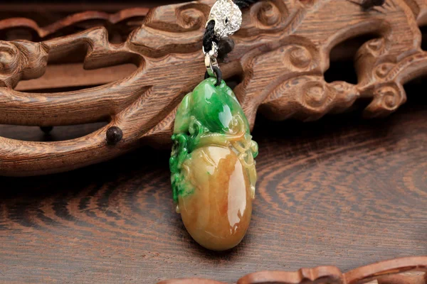 Pendentif Jade avec des caractéristiques chinoises — Photo