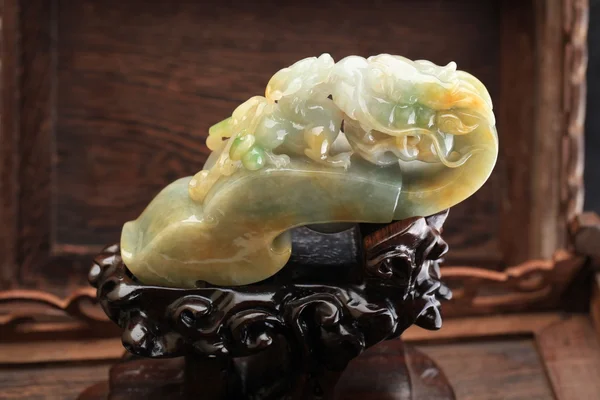 Jade-Ornamente mit chinesischen Eigenschaften — Stockfoto