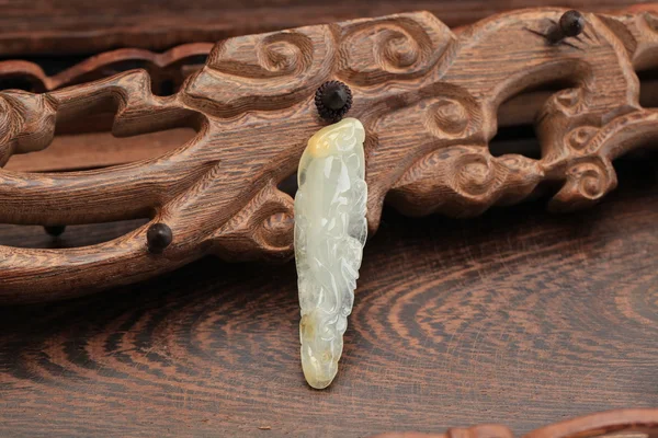 Colgante de jade con características chinas — Foto de Stock