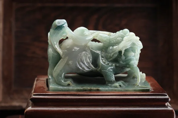 Jade ornament med kinesiska särdrag — Stockfoto