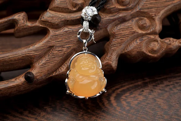 Pendentif Jade avec des caractéristiques chinoises — Photo