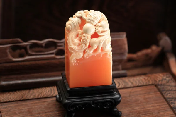 Jade ornamentos com características chinesas — Fotografia de Stock