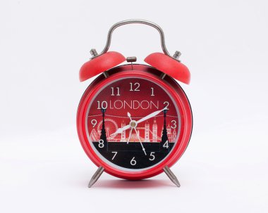 Beyaz arka plan üzerinde izole kırmızı bir çalar saat