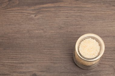 Ham kahverengi pirinç bir şişe. Seçici odak. Portre.