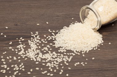 Ham kahverengi pirinç bir şişe. Seçici odak. Portre.