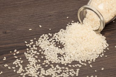 Ham kahverengi pirinç bir şişe. Seçici odak. Portre.