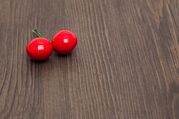 Rosso ciliegia matura aperta su sfondo di legno — Foto Stock
