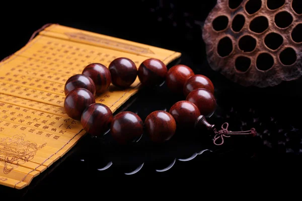 Perles de prière en bois de santal rouge lobulaire bracelets — Photo