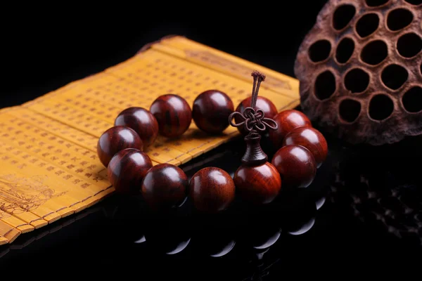 Perles de prière en bois de santal rouge lobulaire bracelets — Photo