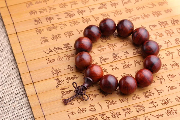 Perles de prière en bois de santal rouge lobulaire bracelets — Photo