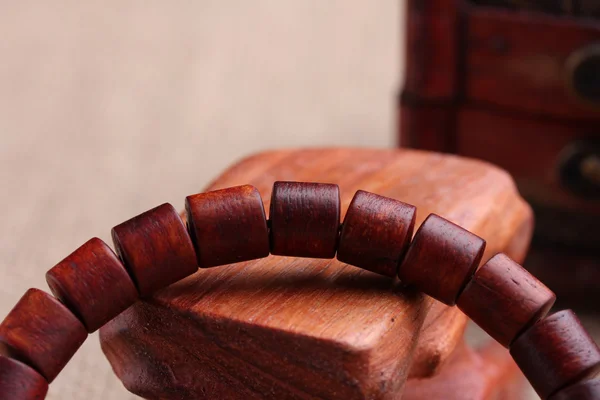 Perles de prière en bois de santal rouge lobulaire bracelets — Photo