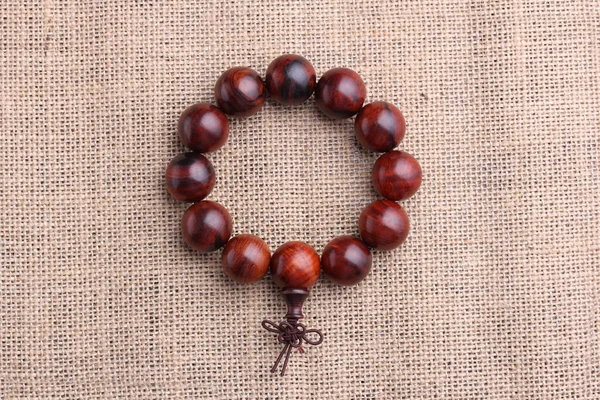 Perles de prière en bois de santal rouge lobulaire bracelets — Photo