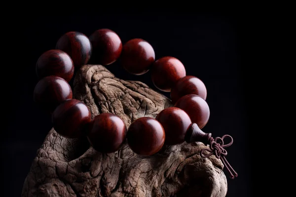 Perles de prière en bois de santal rouge lobulaire bracelets — Photo