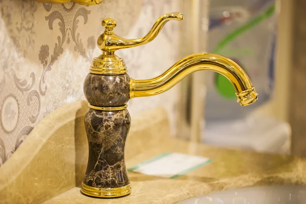 Fechar a torneira de abastecimento de água isolada no banheiro moderno — Fotografia de Stock