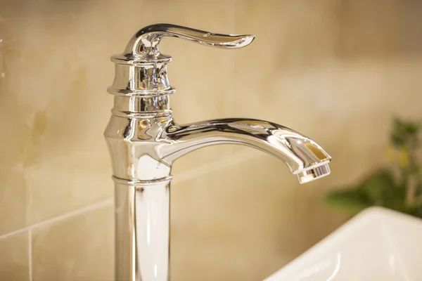 Close-up van watervoorziening kraan geïsoleerd in moderne badkamer — Stockfoto