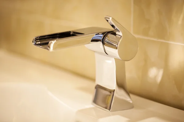Fechar a torneira de abastecimento de água isolada no banheiro moderno — Fotografia de Stock