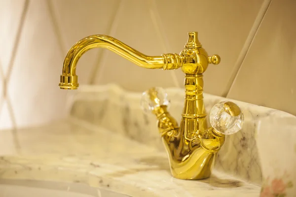 Tatlı su musluk modern banyo izole