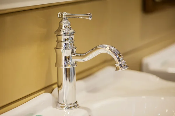 Close-up van watervoorziening kraan geïsoleerd in moderne badkamer — Stockfoto