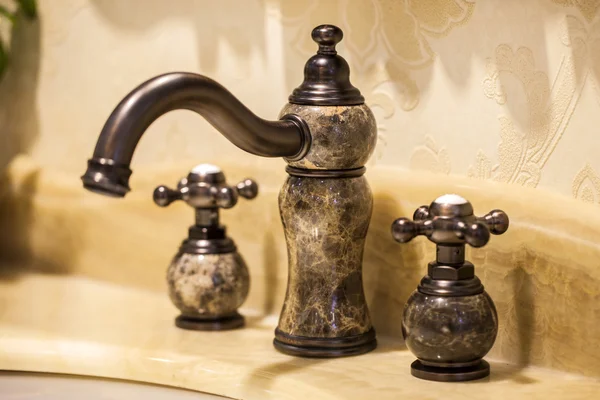 Close-up van watervoorziening kraan geïsoleerd in moderne badkamer — Stockfoto