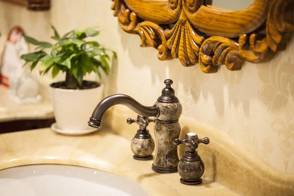 Крупный план водопроводного крана изолирован в современной ванной комнате — стоковое фото