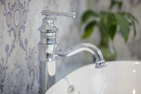 Close-up van watervoorziening kraan geïsoleerd in moderne badkamer — Stockfoto