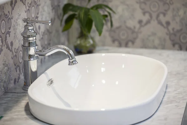 Крупный план водопроводного крана изолирован в современной ванной комнате — стоковое фото