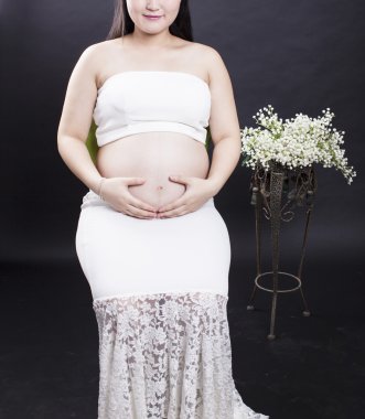 Siyah arka plan hamile anne