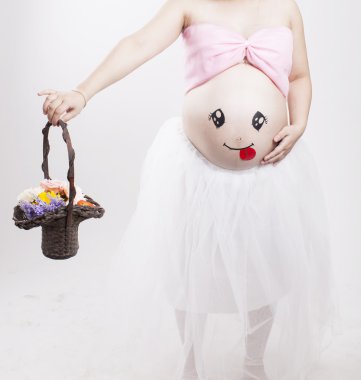 Beyaz arka planda bir hamile anne