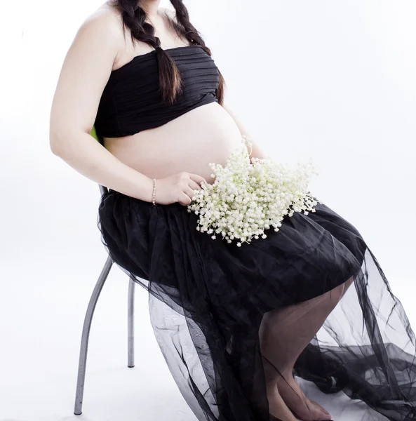 Seorang ibu hamil dengan latar belakang putih — Stok Foto