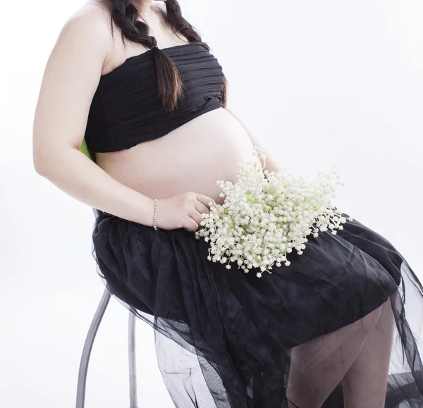 Une mère enceinte en arrière-plan blanc — Photo