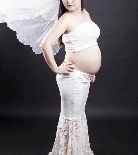 Eine schwangere Mutter im schwarzen Hintergrund — Stockfoto