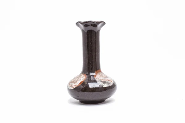 Um vaso de cerâmica sobre um fundo branco — Fotografia de Stock