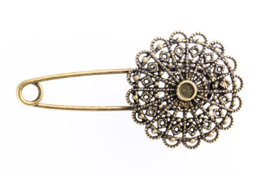 Beyaz arka plan üzerinde izole bir bronz çengelli iğne