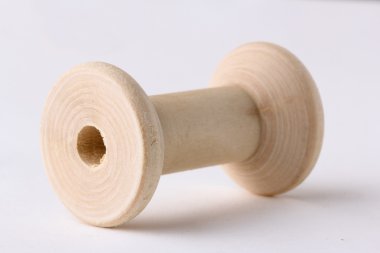 Bir iğne ile dikiş iplik makarası