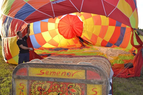 Blåsa Upp Ballonger Med Hjälp Eld — Stockfoto