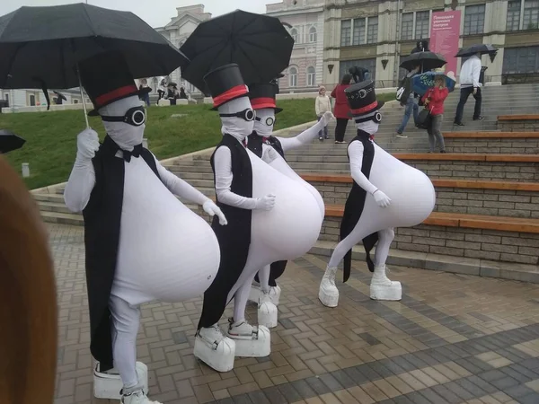 Büyük göbekli beyazlı insanlar. Komik palyaçolar