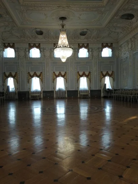 Hall Palace Chandeliers Large Windows — Stock Photo, Image