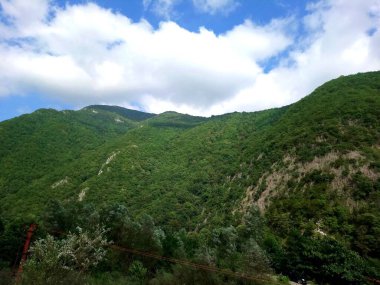 Dağlar, mavi gökyüzü ve bulutlar