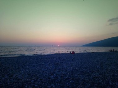 Denizde gün batımı, günbatımında gökyüzünde bulutlar