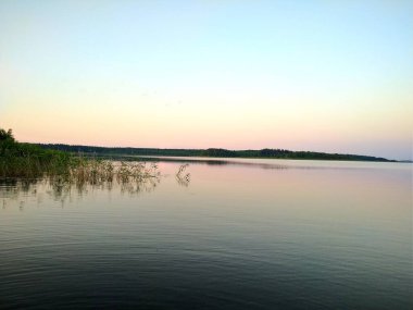 Gölde su yüzeyi, güzel manzara, gölde balık tutmak.