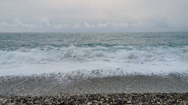 Deniz kıyısı, sörf, dalgalar, çakıl taşları