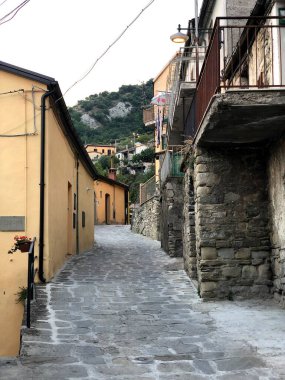Güzel eski kasaba, dağdaki köy, dağdaki renkli evleri olan kasaba.