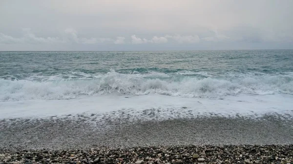 Παραλία Surf Κύματα Βότσαλα Στην Ακτή — Φωτογραφία Αρχείου