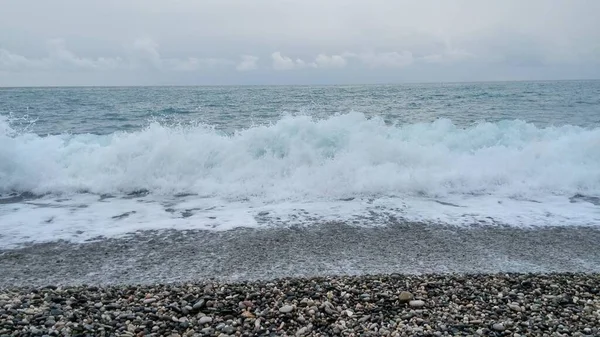 Море Серфинг Волны Галька Берегу — стоковое фото