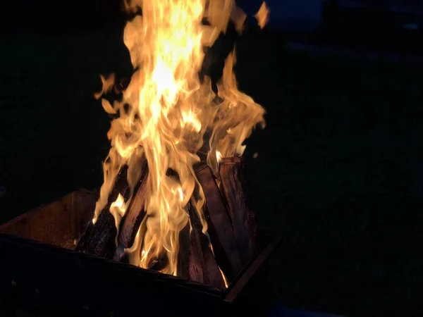 Api Unggun Lidah Api Pada Latar Belakang Gelap — Stok Foto