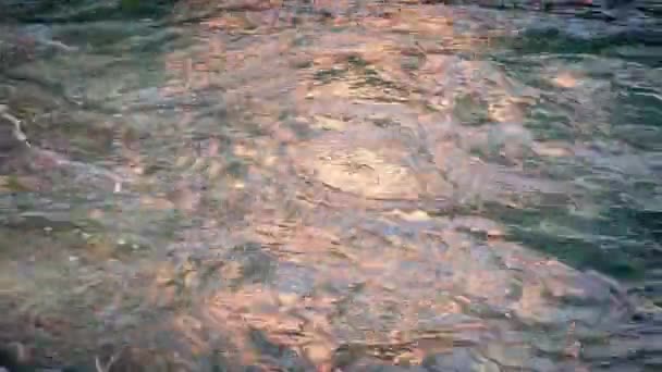 Avondzon op rivier oppervlak — Stockvideo