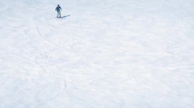 Kayakçı dağın üzerinde